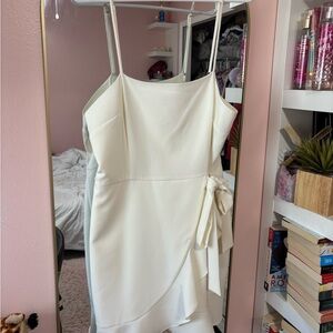 Elegant White Sleeveless Dress